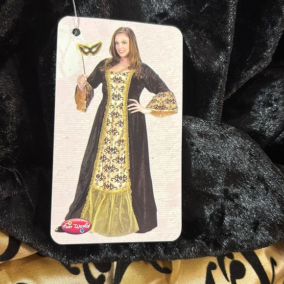 Gorgeous Plus Sized Masquerade Queen Halloween Costume with Mask - Picture 2 of 11